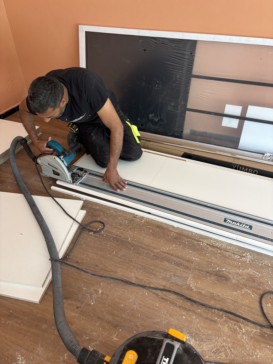 Découpe et préparation de panneaux sur chantier