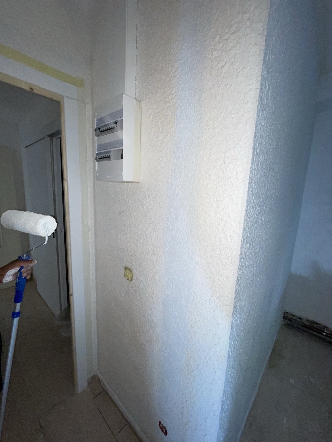 Travaux de rénovation intérieure avec tableau électrique visible